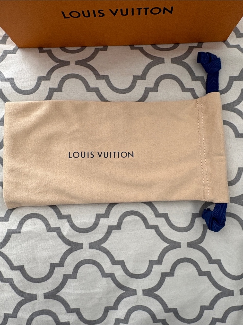 Louis Vuitton Beige glasses/sunglasses  sleeve with Navy Drawstring